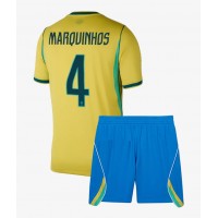 Stroje piłkarskie Brazylia Marquinhos #4 Koszulka Podstawowej dla dzieci MŚ 2026 Krótki Rękaw (+ szorty)